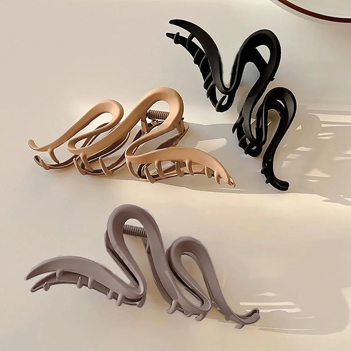 Women’s Acrylic Wave Hair Claw – Solid Color Fashion Clip