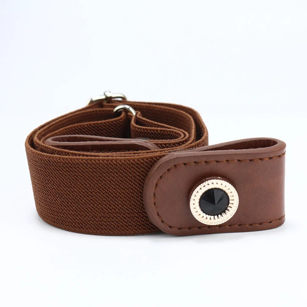 A person easily attaching the ends of the invisible belt to their waistband.

