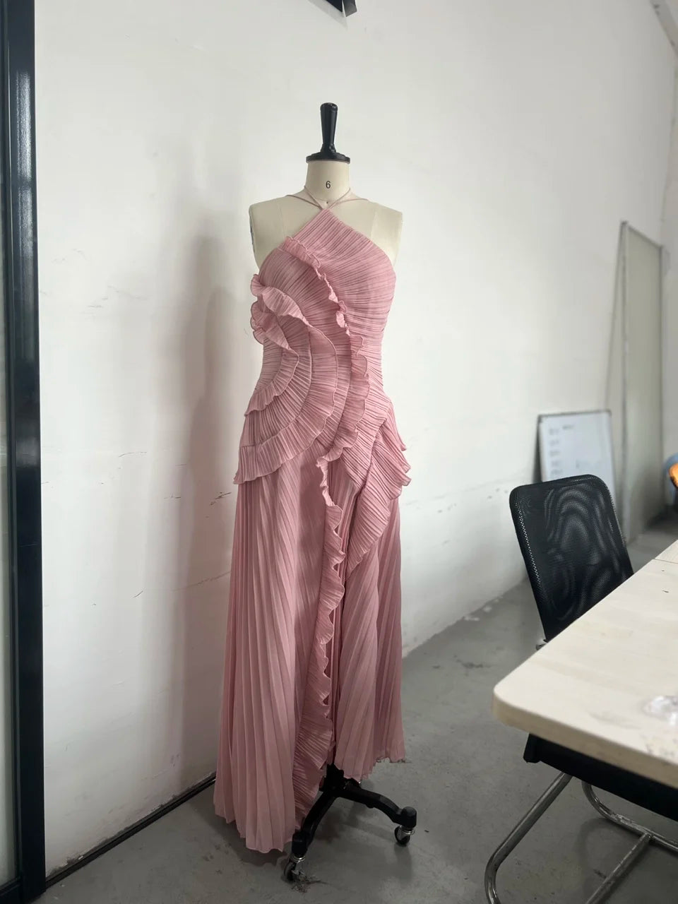 Elegant Purple Halter A-Line Prom Gown – Ruffled Tiered Backless Chiffon Evening Dress.