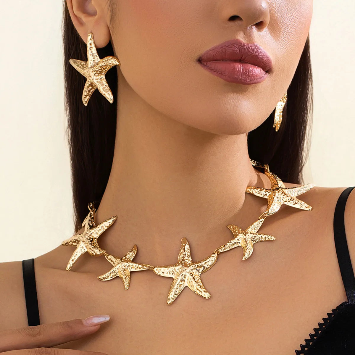 Starfish choker necklace

