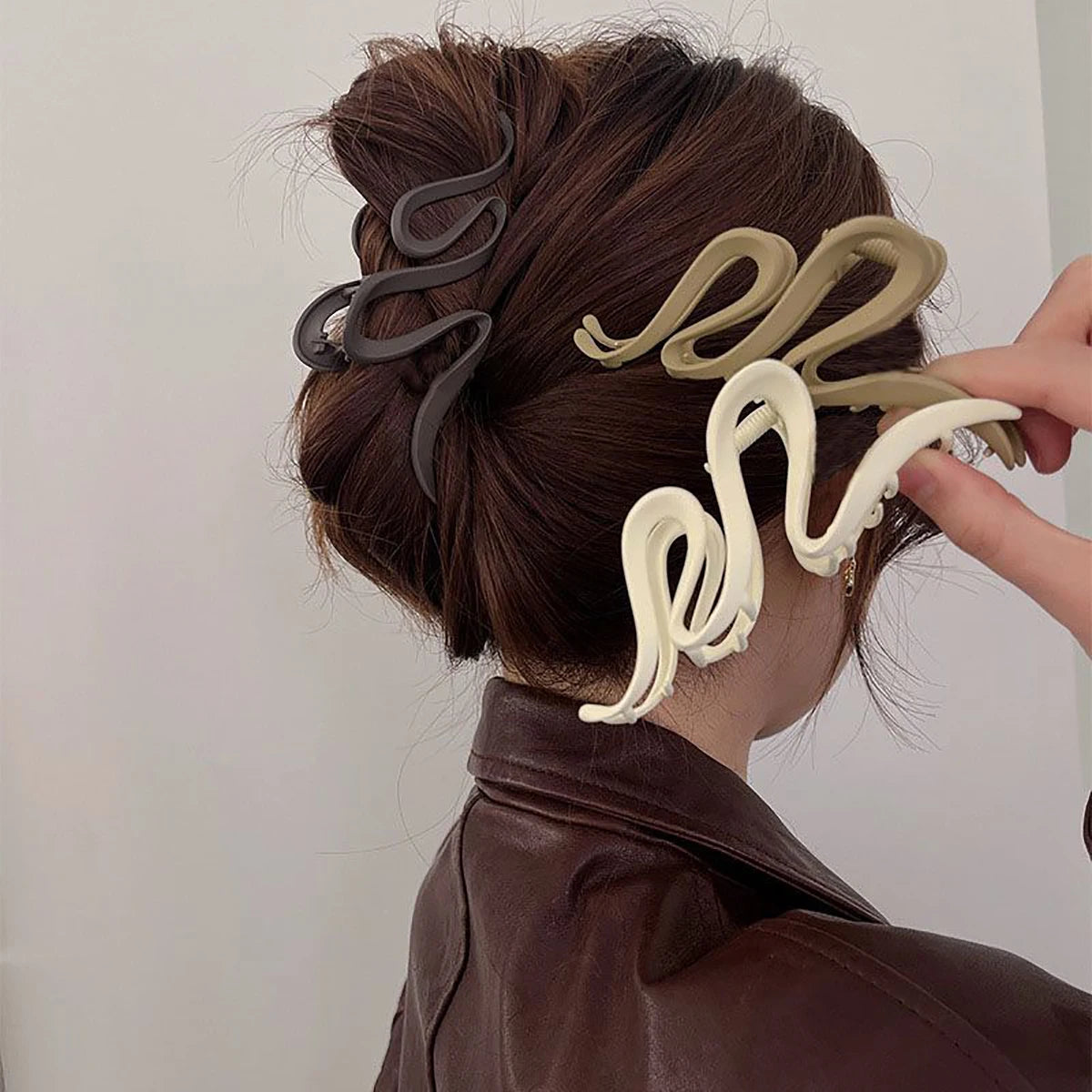Women’s Acrylic Wave Hair Claw – Solid Color Fashion Clip