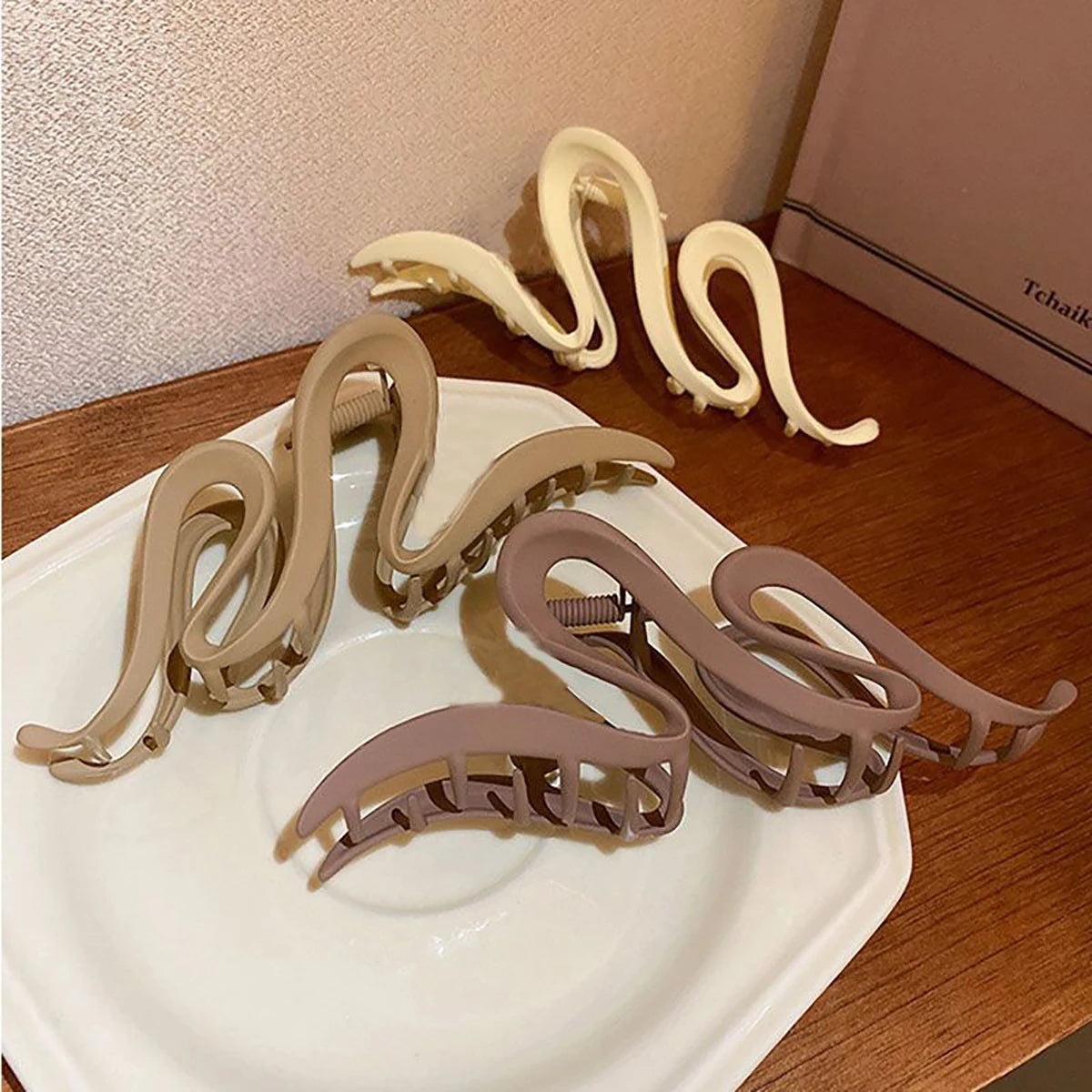Women’s Acrylic Wave Hair Claw – Solid Color Fashion Clip