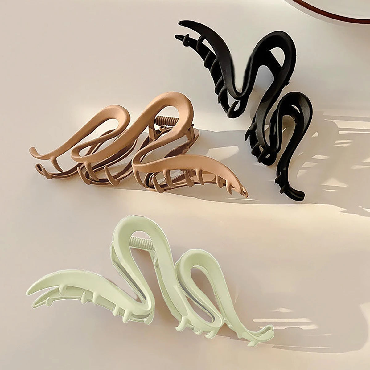 Women’s Acrylic Wave Hair Claw – Solid Color Fashion Clip
