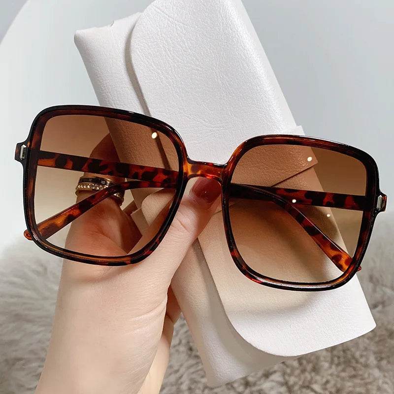 Stylemein - Vintage Oversized Square Sunglasses – Fashion Gradient Retro Eyewear for Women with UV Protection